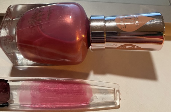 Nail polish swatch / manicure of shade Sally Hansen Color Therapy Lips Tulips