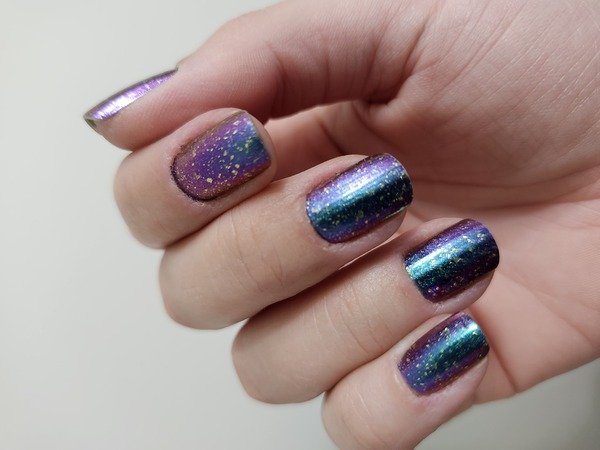 Nail polish swatch / manicure of shade Emily de Molly Guilded Mirage
