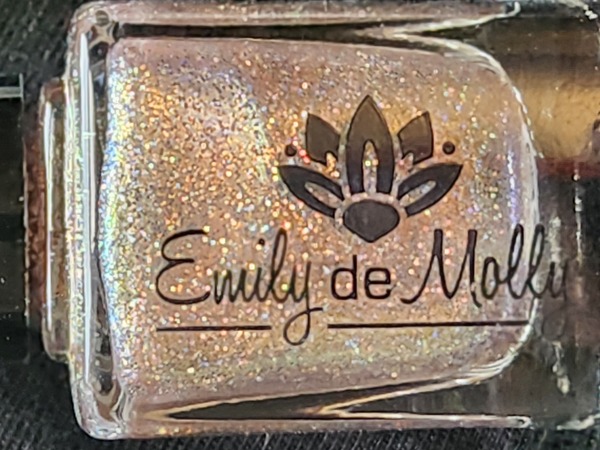 Nail polish swatch / manicure of shade Emily de Molly A Certain Shade of Gold