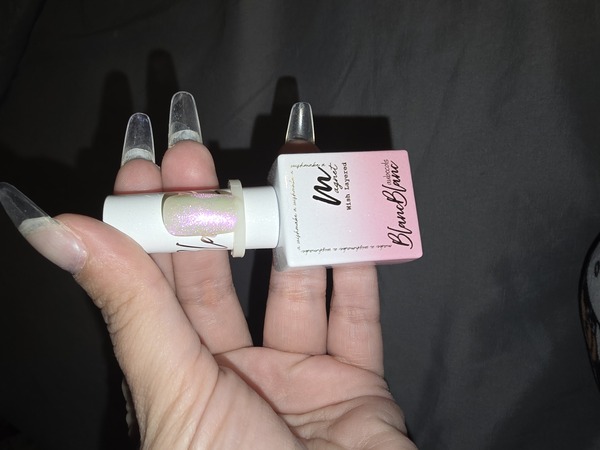 Nail polish swatch / manicure of shade Blanc blanc Bl 04 pink