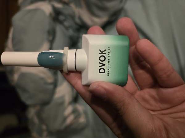 Nail polish swatch / manicure of shade Dvok June green