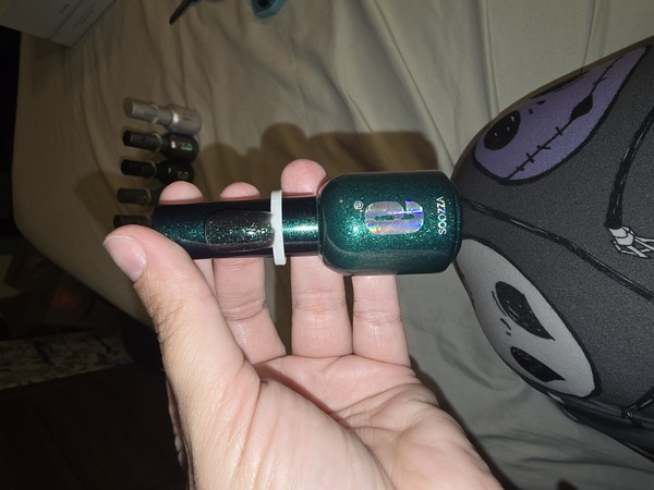 Nail polish swatch / manicure of shade Soozza 9-01