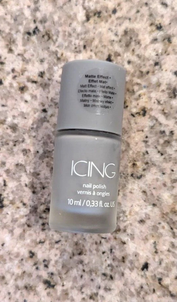 Nail polish swatch / manicure of shade Icing 33163 - Matte Gray
