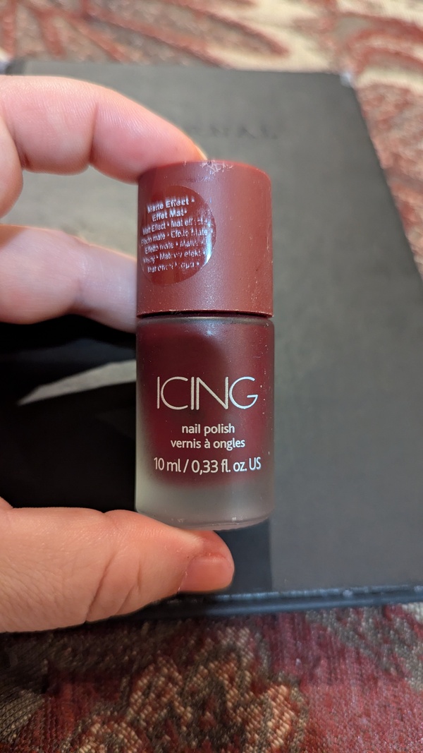 Nail polish swatch / manicure of shade Icing 33189
