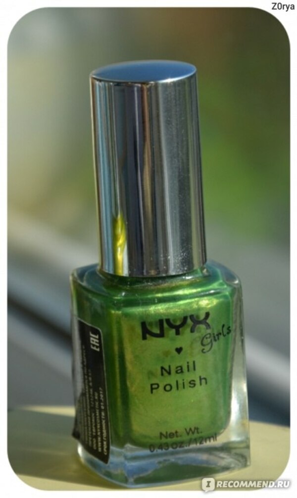 Nail polish swatch / manicure of shade NYX Girls Luscious Green