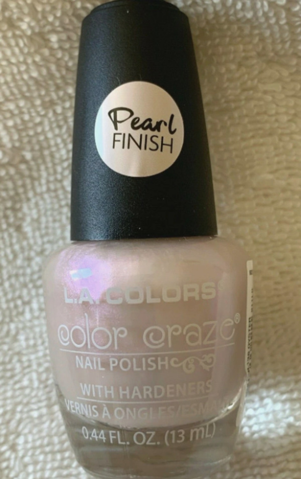 Nail polish swatch / manicure of shade L.A. Colors Oyster