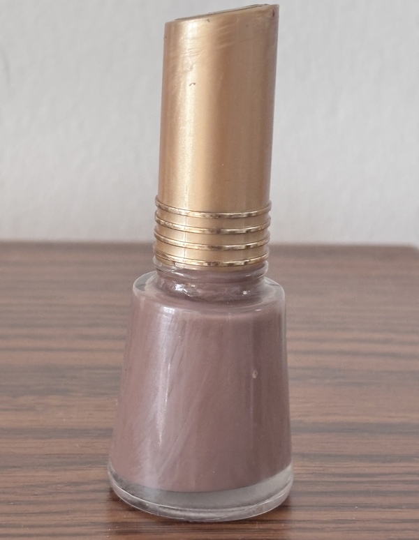 Nail polish swatch / manicure of shade Revlon Stone