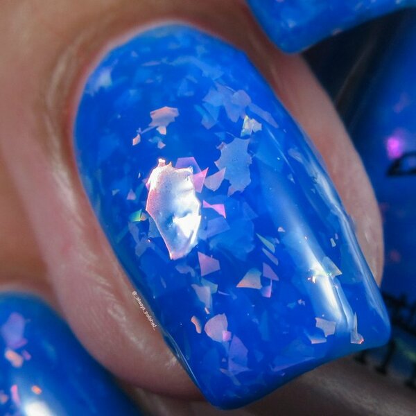 Nail polish swatch / manicure of shade Chamaeleon Nails Singing over the Waves