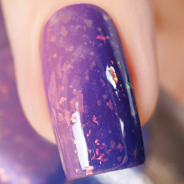 Nail polish swatch / manicure of shade Chamaeleon Nails Mnemosyne