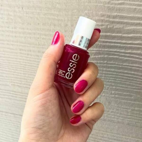 Nail polish swatch / manicure of shade essie Highballer