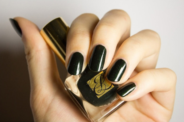 Nail polish swatch / manicure of shade Estee Lauder Viper