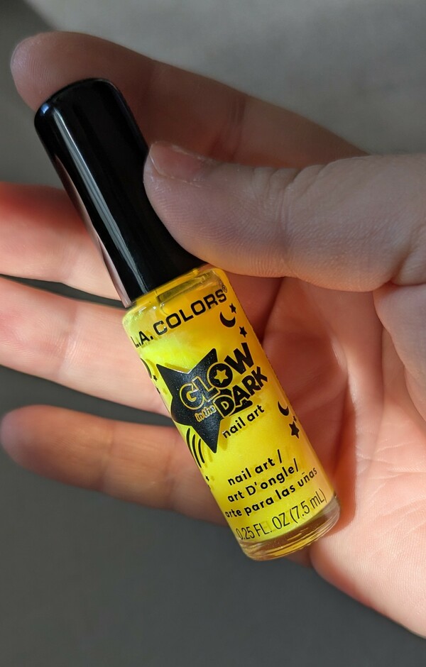 Nail polish swatch / manicure of shade L.A. Colors Thunder