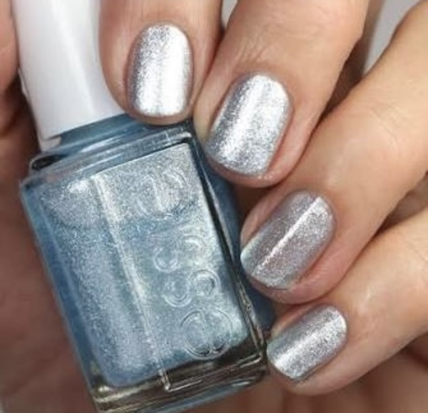 Nail polish swatch / manicure of shade essie Temperature Check