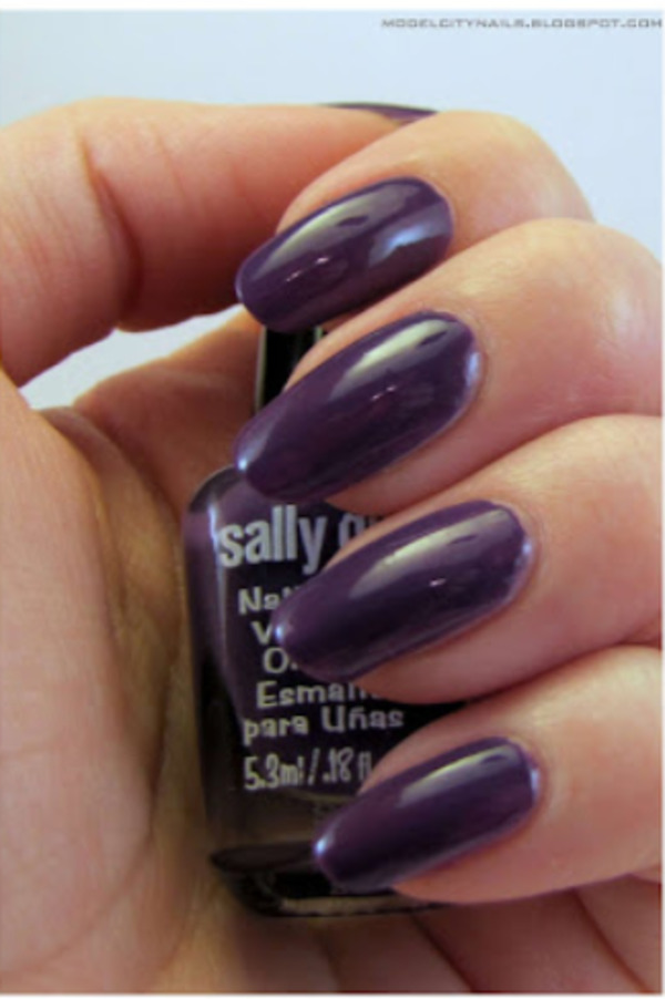 Nail polish swatch / manicure of shade Sally Girl Your Majesty