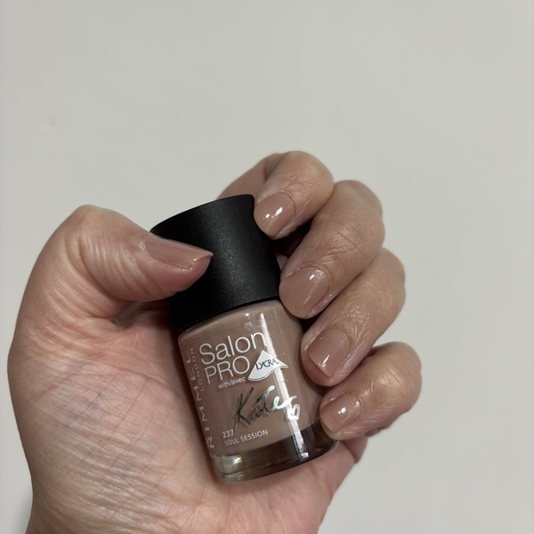 Nail polish swatch / manicure of shade Rimmel 237 Soul Session