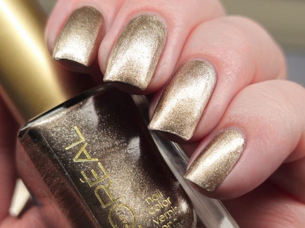 Nail polish swatch / manicure of shade L'Oréal Feeling Kilty