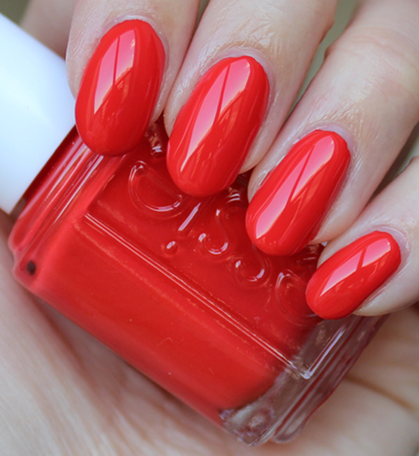 Nail polish swatch / manicure of shade essie Color Binge