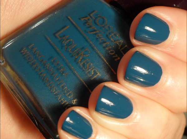 Nail polish swatch / manicure of shade L'Oréal Cypress Blue