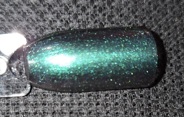 Nail polish swatch / manicure of shade Morovan Green purple duochrome