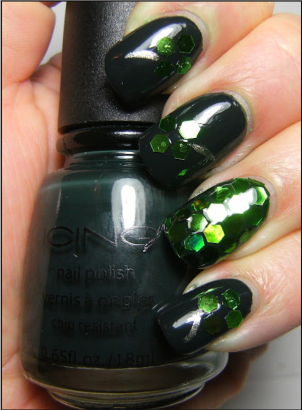 Nail polish swatch / manicure of shade Icing Manic Monday