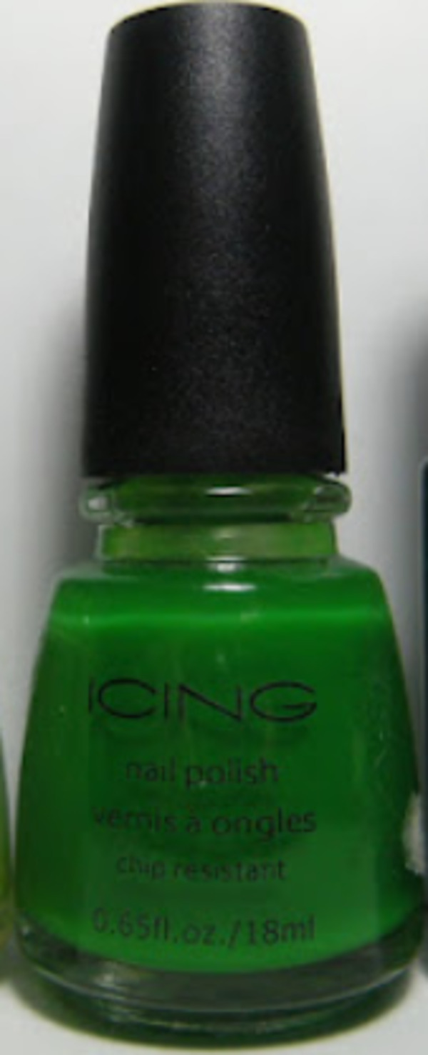 Nail polish swatch / manicure of shade Icing Lucky Luis