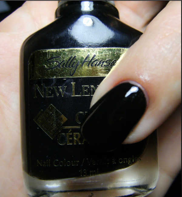 Nail polish swatch / manicure of shade Sally Hansen Raven