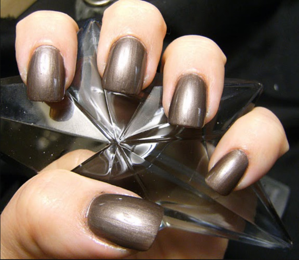 Nail polish swatch / manicure of shade Maybelline Toasted Host