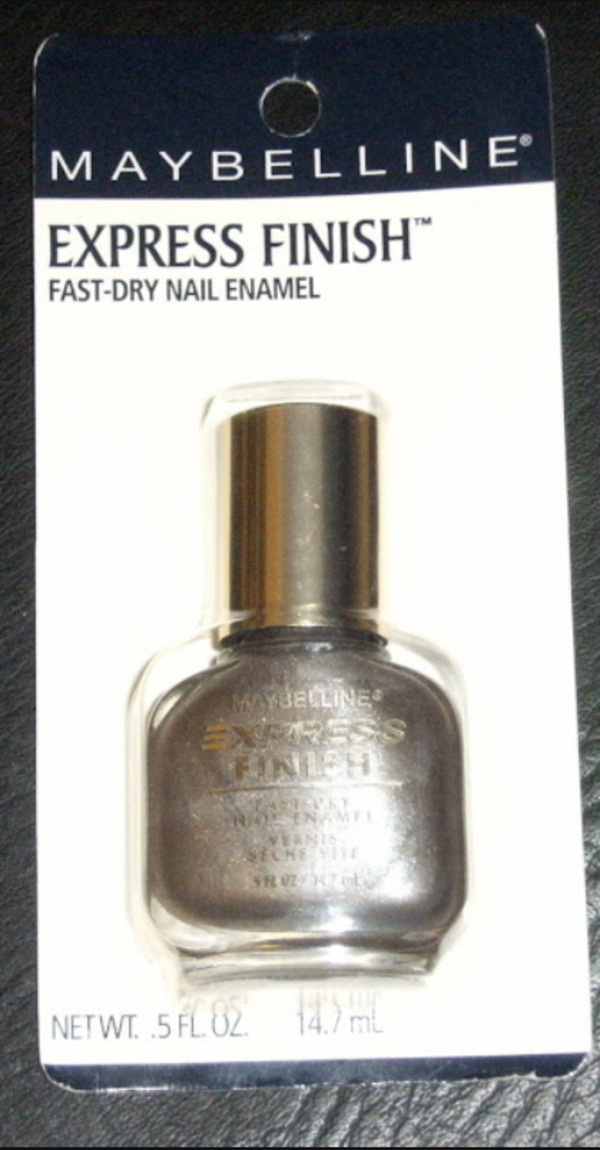 Nail polish swatch / manicure of shade Maybelline Toasted Host