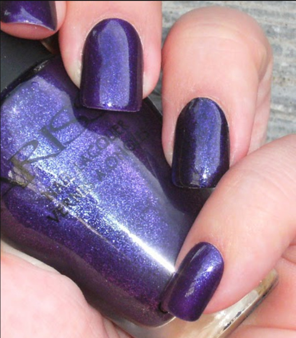 Nail polish swatch / manicure of shade Arissa Amethyst